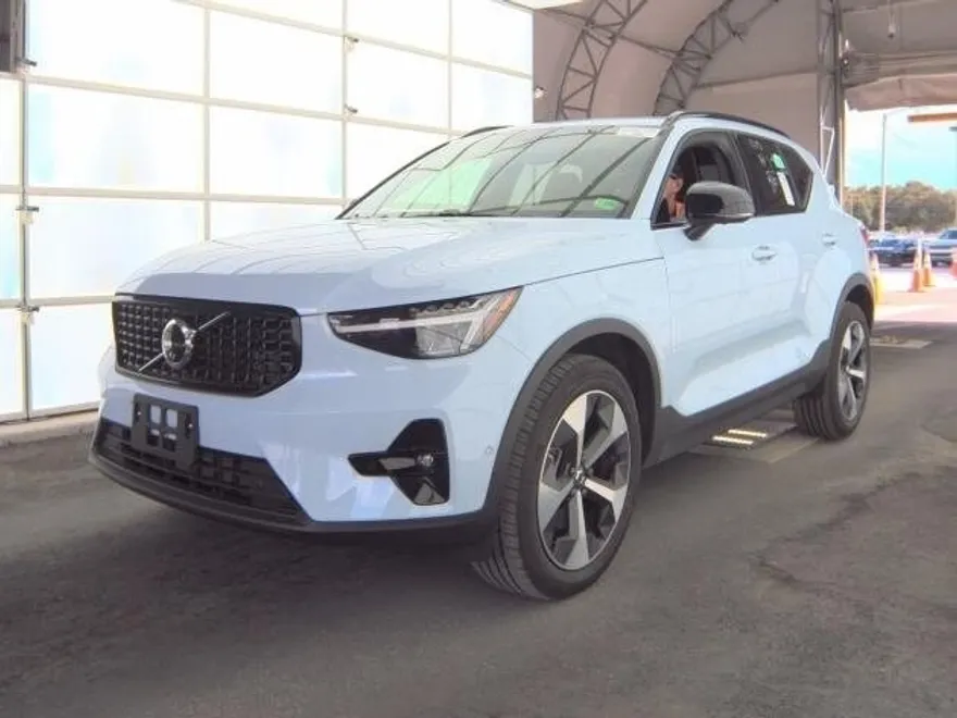 2025 Volvo XC40 Plus photo 1