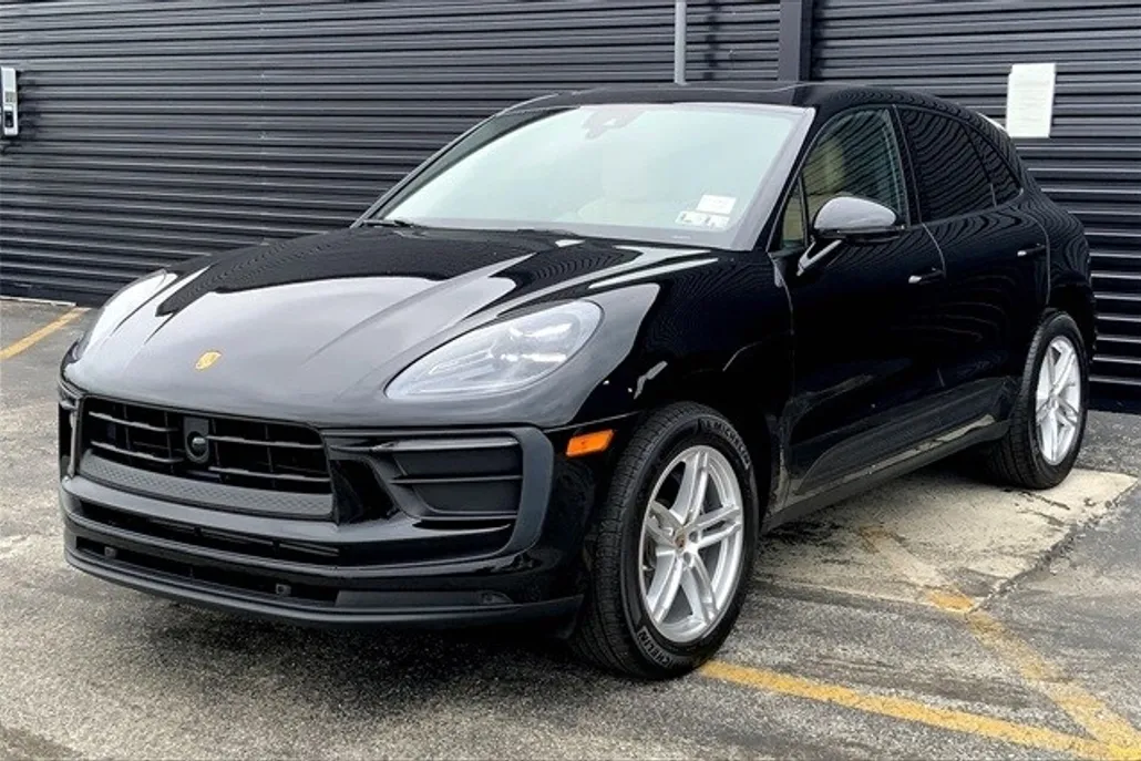 2024 Porsche Macan T photo 1