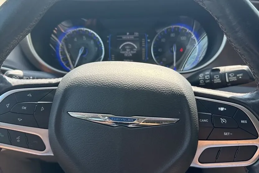 2019 Chrysler Pacifica Touring L photo 1