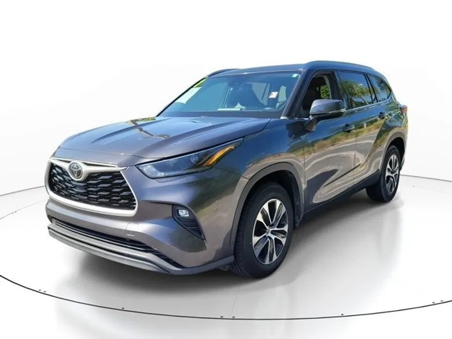 2021 Toyota Highlander XLE photo 1