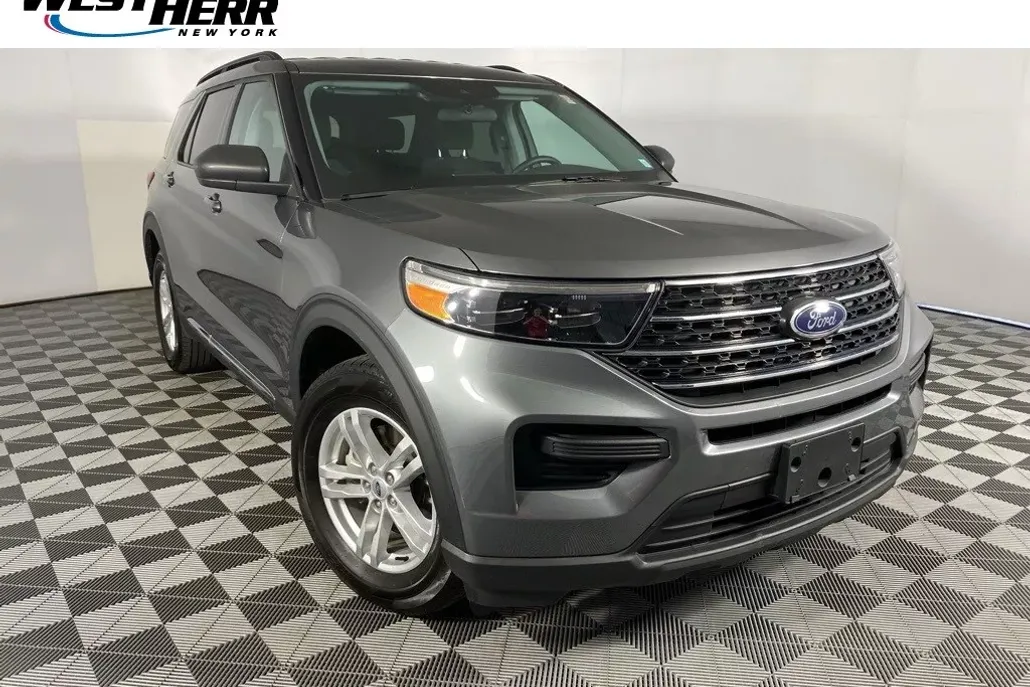 2023 Ford Explorer XLT photo 1