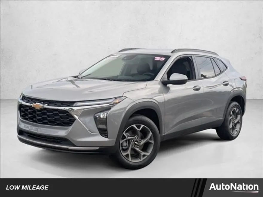 2025 Chevrolet Trax LT photo 1