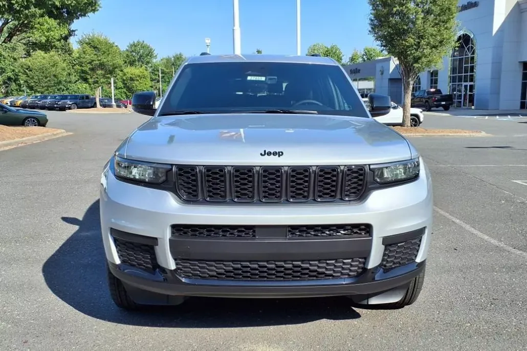 2025 Jeep Grand Cherokee Altitude photo 1