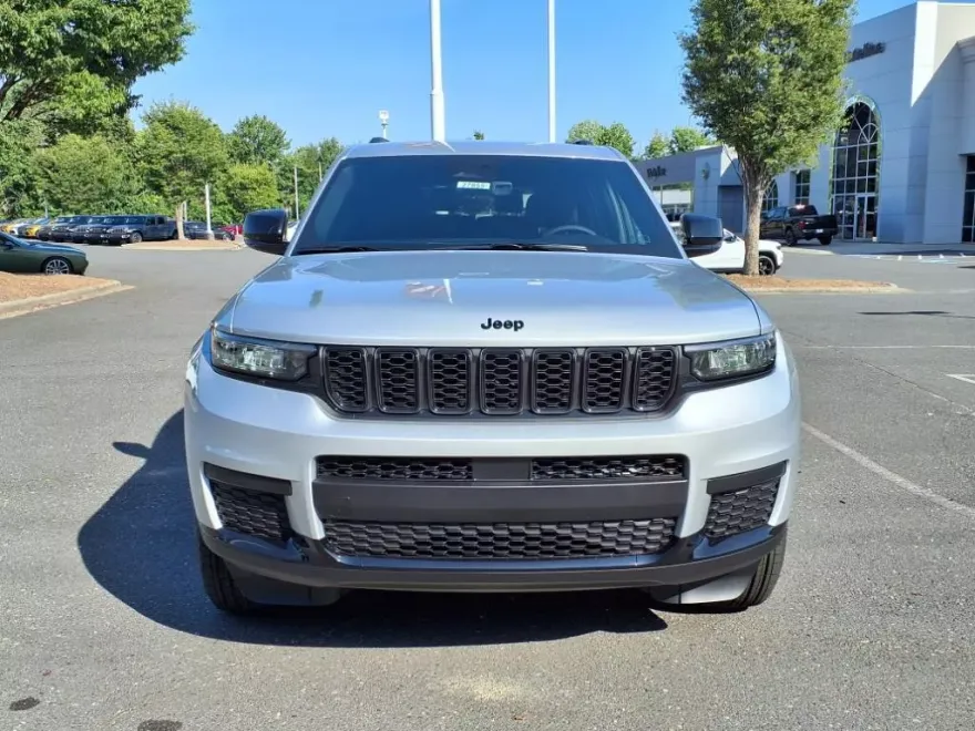 2025 Jeep Grand Cherokee Altitude photo 1