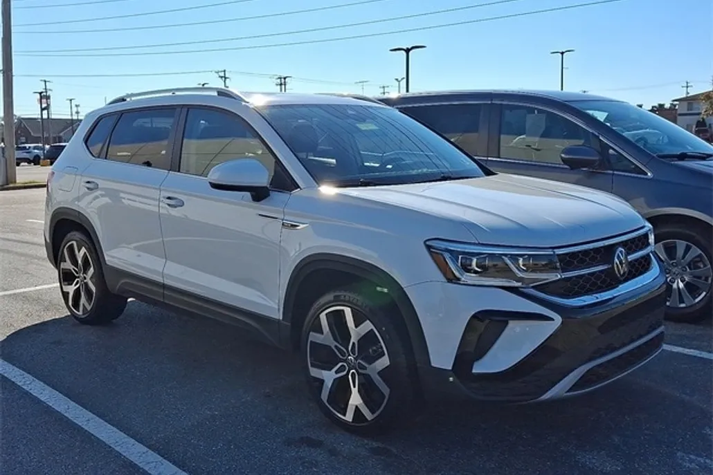 2022 Volkswagen Taos SEL photo 1