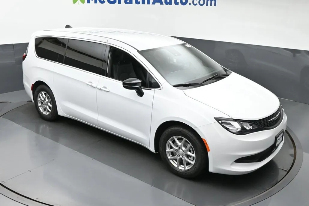2026 Chrysler Voyager LX photo 1