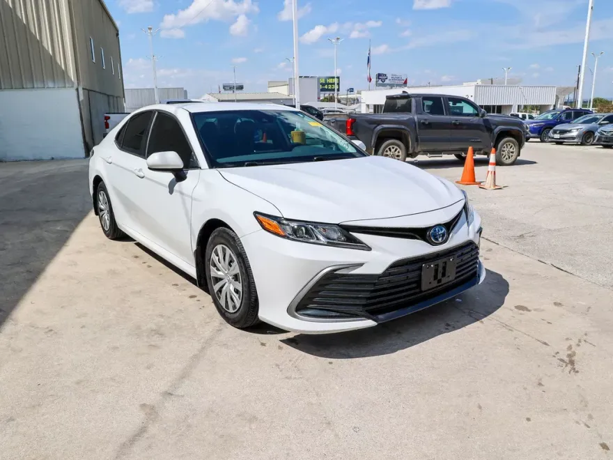 2022 Toyota Camry Hybrid LE photo 1