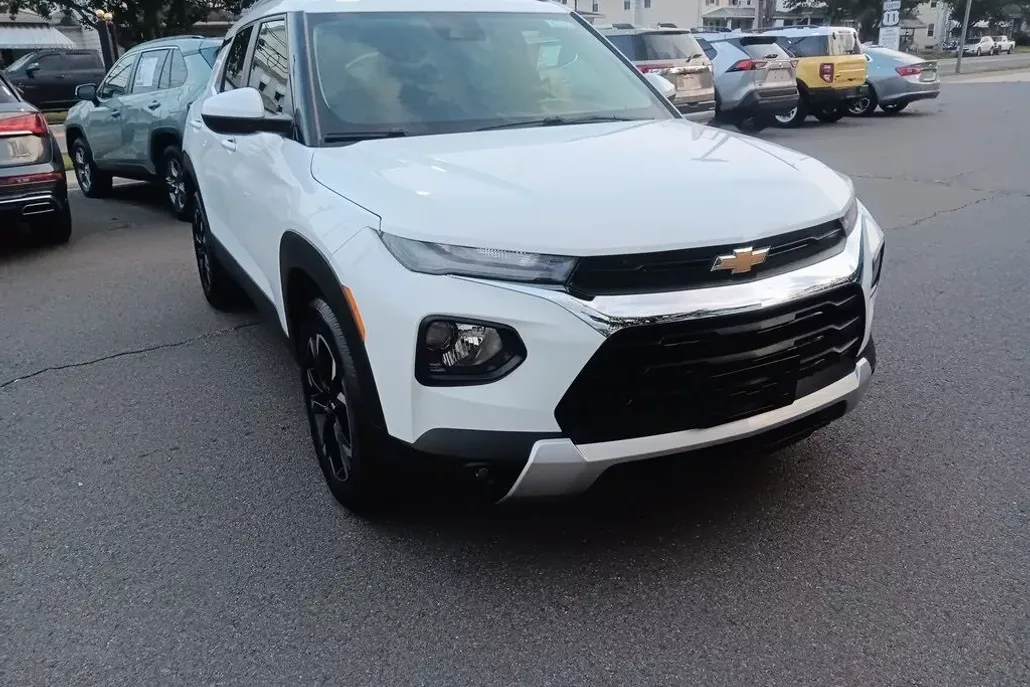 2023 Chevrolet Trailblazer LT photo 1