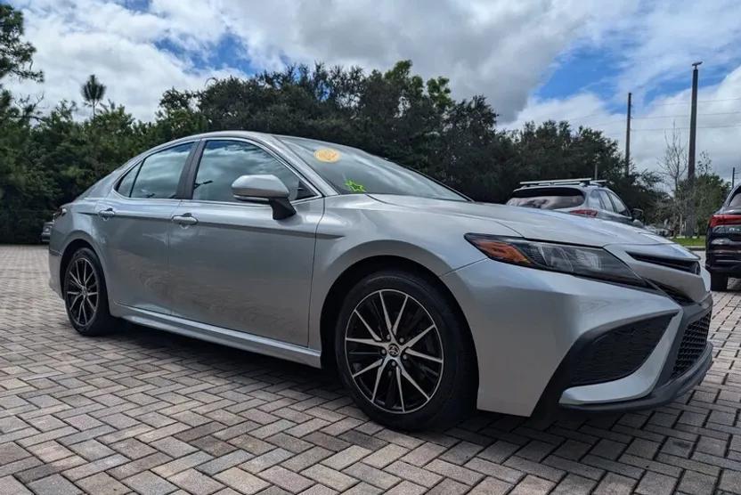 2022 Toyota Camry SE photo 1