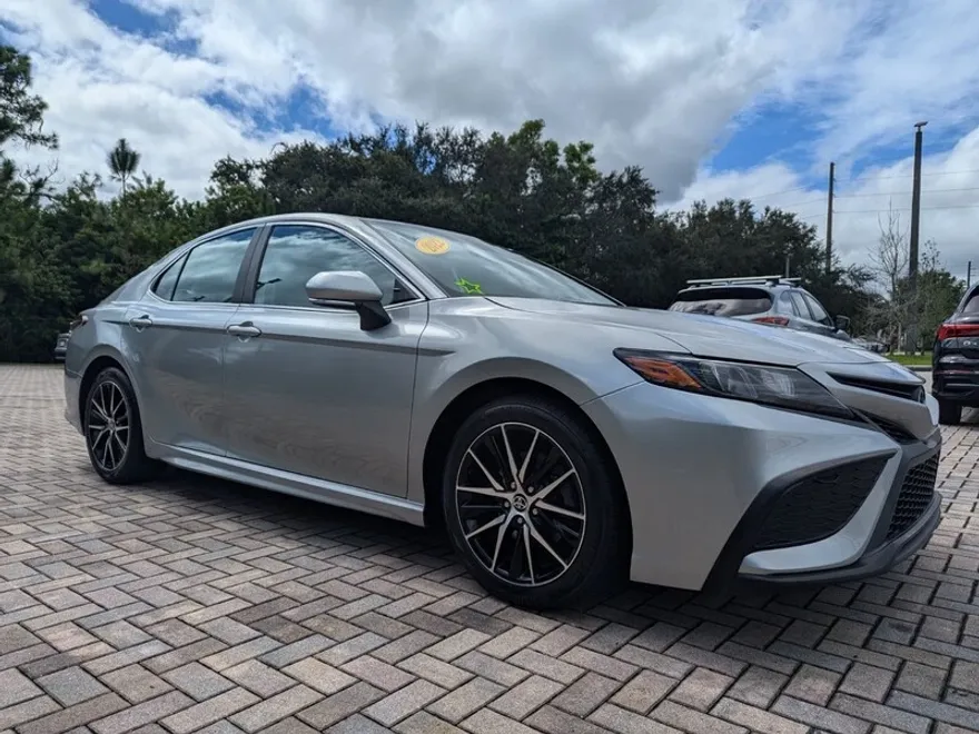 2022 Toyota Camry SE photo 1
