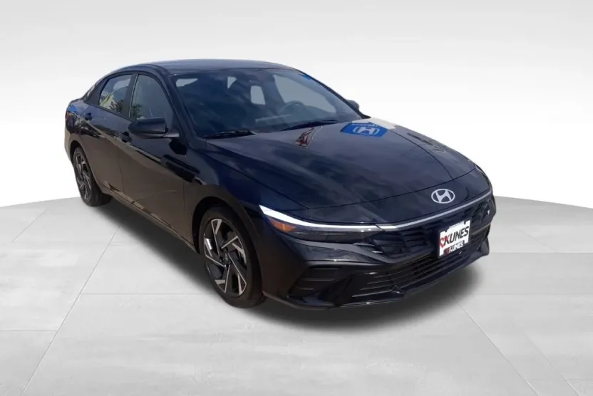2025 Hyundai Elantra SEL Sport photo 1