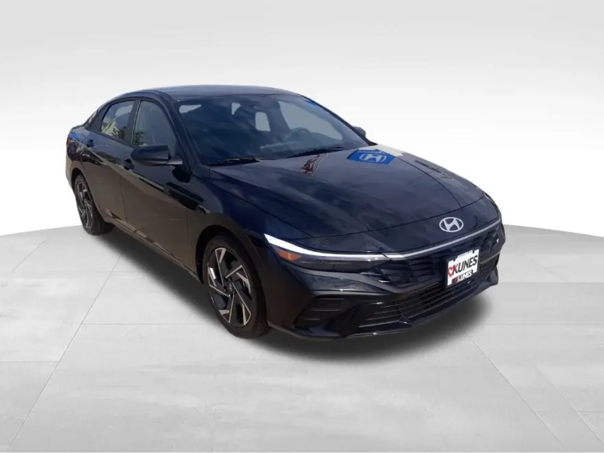 2025 Hyundai Elantra SEL Sport photo 1