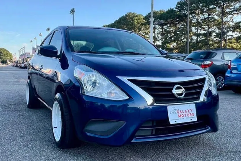 2018 Nissan Versa SV photo 1