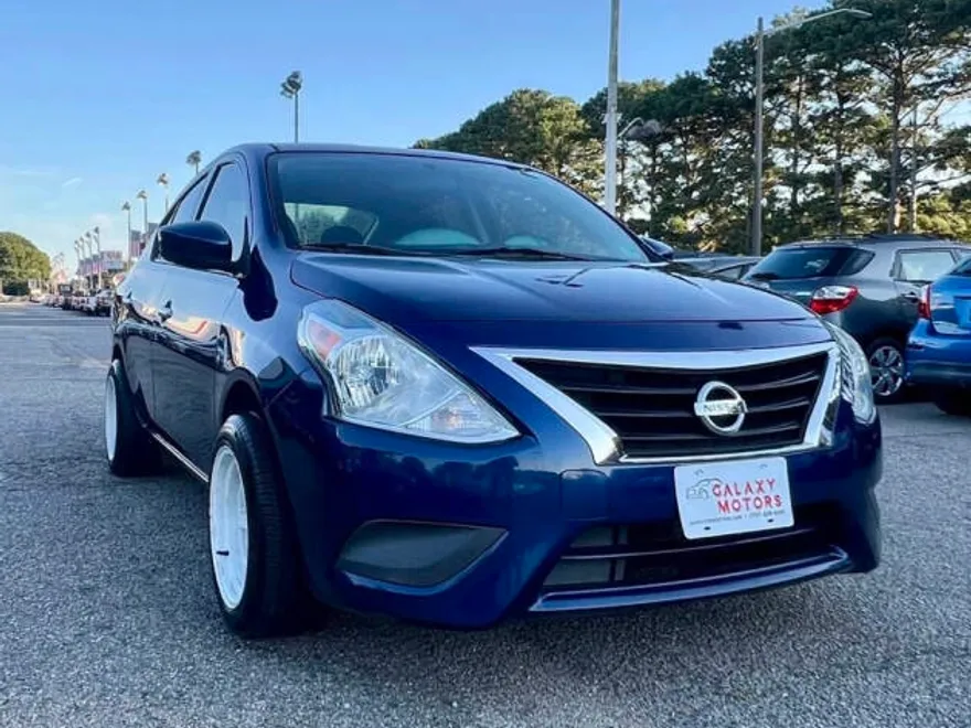 2018 Nissan Versa SV photo 1