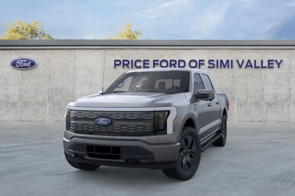 2025 Ford F-150 Lightning Lariat photo 1