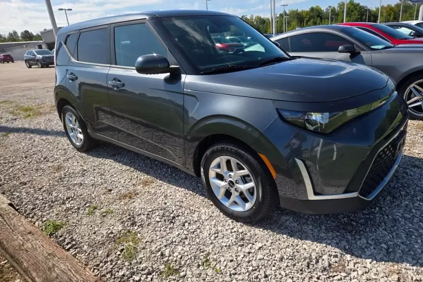 2023 Kia Soul LX photo 1