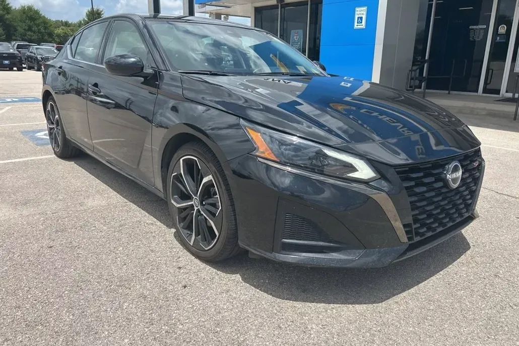 2023 Nissan Altima 2.5 SR photo 1