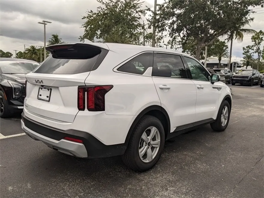 2025 Kia Sorento LX photo 1