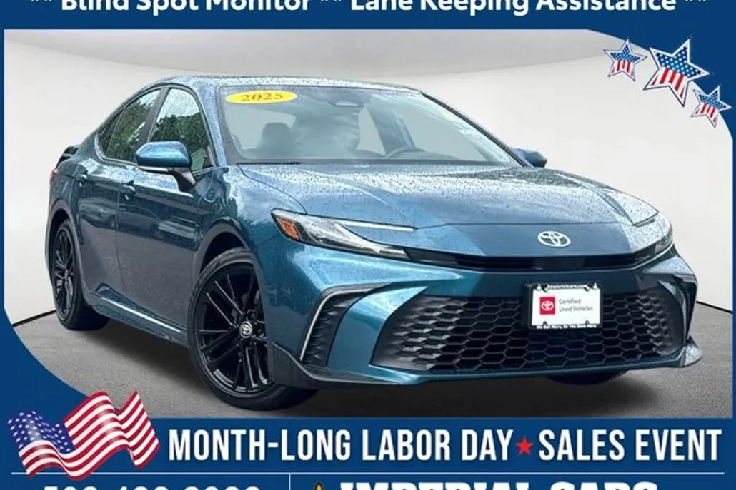 2025 Toyota Camry SE photo 1