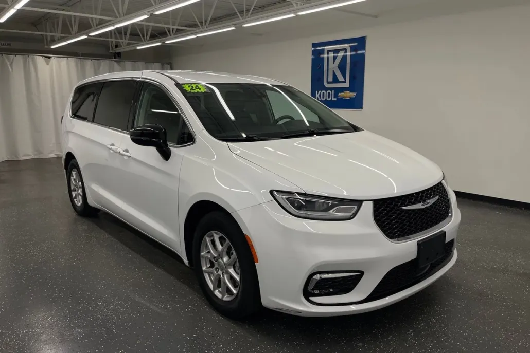 2024 Chrysler Pacifica Touring L photo 1
