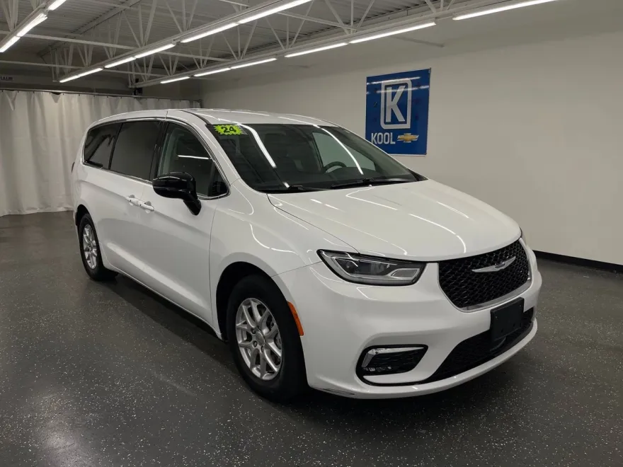 2024 Chrysler Pacifica Touring L photo 1