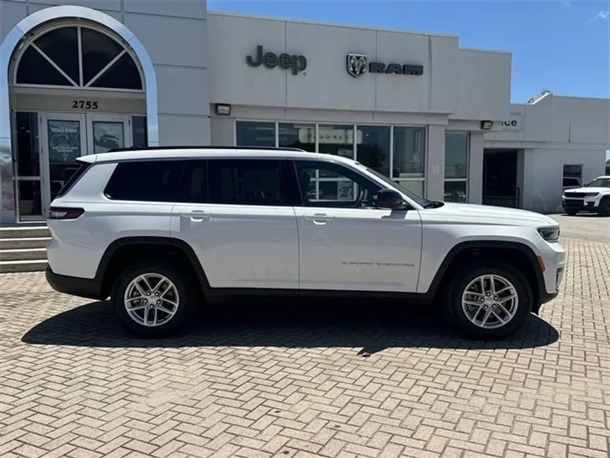 2025 Jeep Grand Cherokee Laredo photo 5