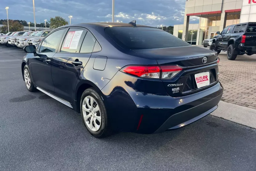 2021 Toyota Corolla LE photo 1