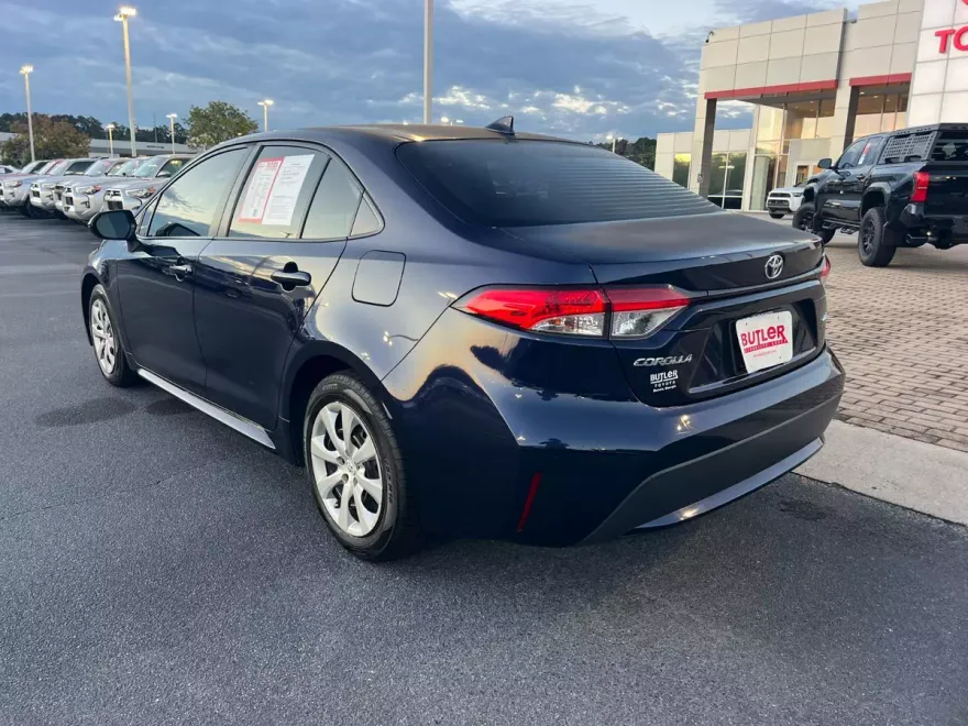 2021 Toyota Corolla LE photo 1