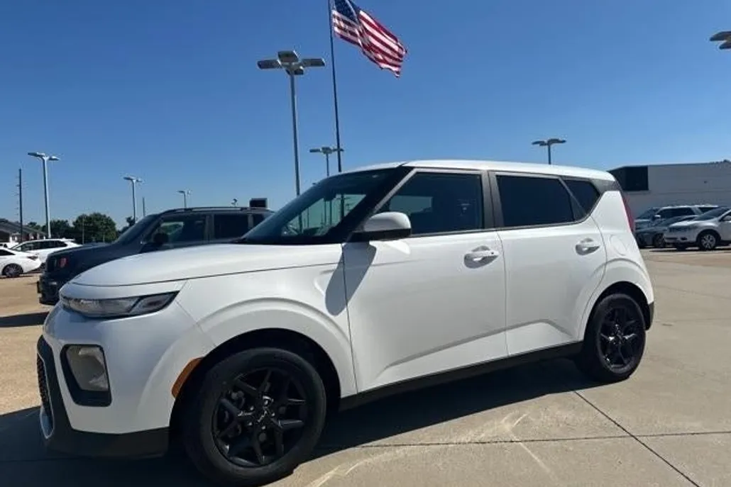 2022 Kia Soul S photo 1