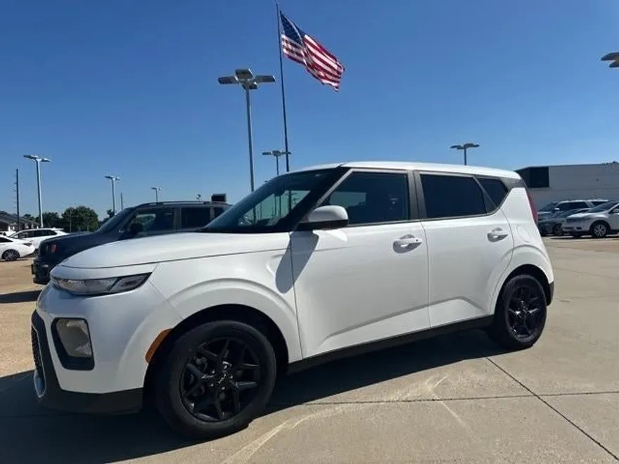 2022 Kia Soul S photo 1