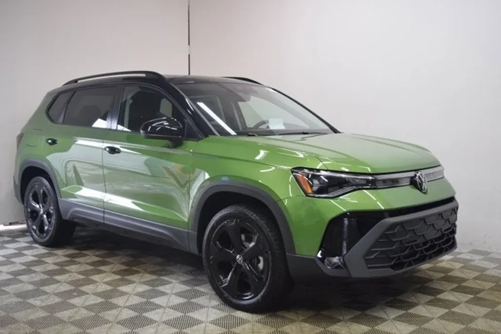 2025 Volkswagen Taos SE photo 1