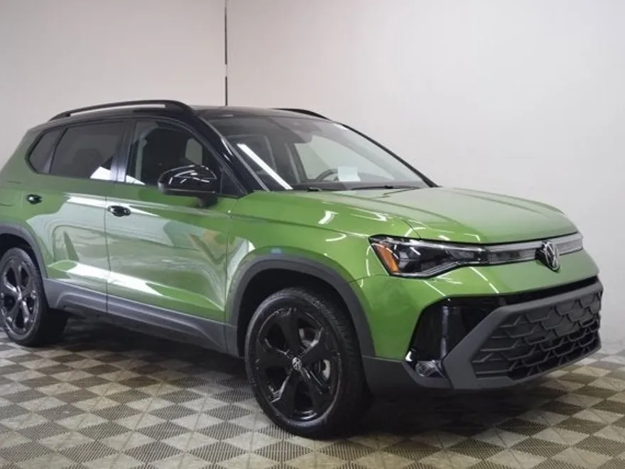 2025 Volkswagen Taos SE photo 1