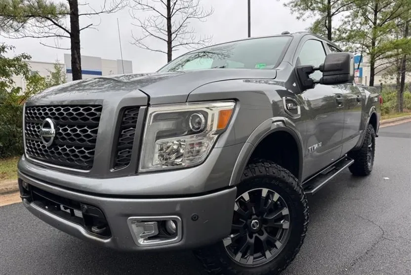 2017 Nissan Titan PRO-4X photo 1