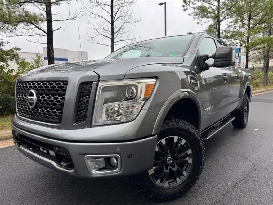 2017 Nissan Titan PRO-4X photo 1