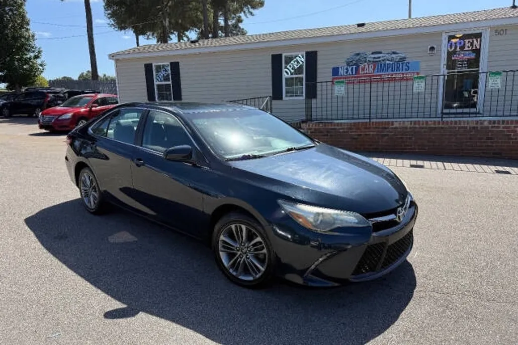 2016 Toyota Camry SE photo 1