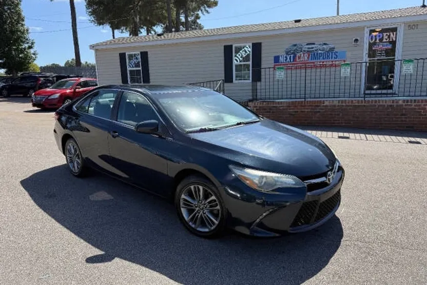 2016 Toyota Camry SE photo 1