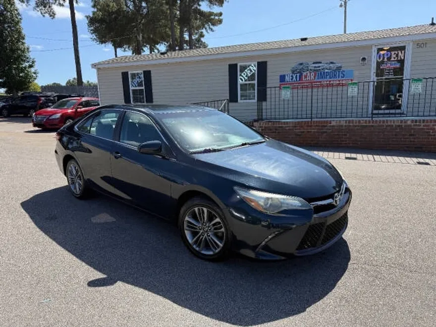 2016 Toyota Camry SE photo 1