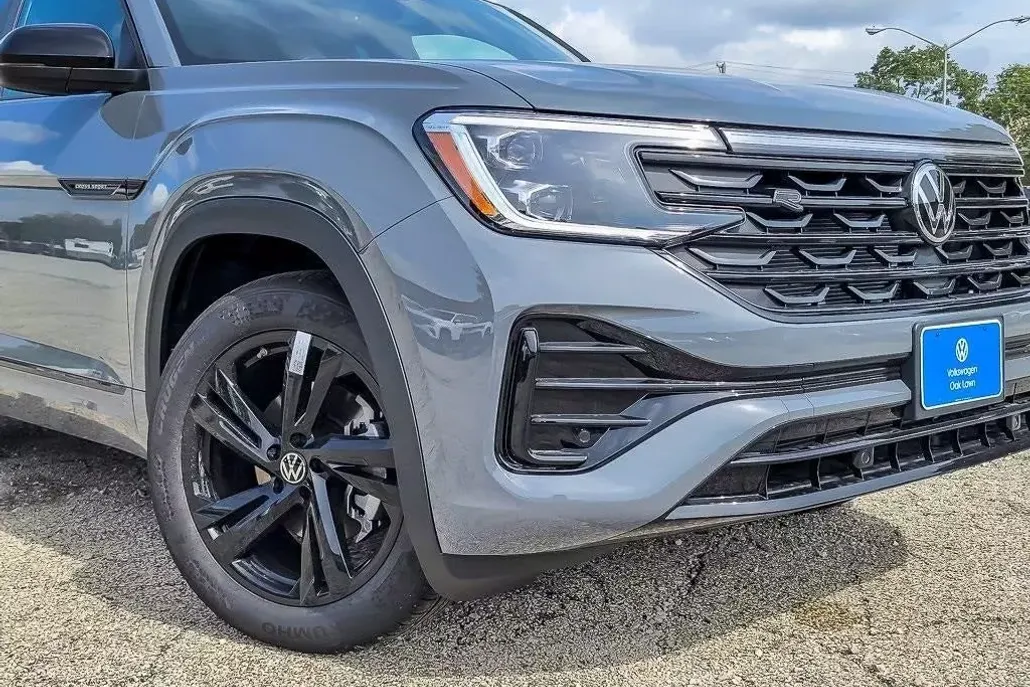 2026 Volkswagen Atlas Cross Sport SEL R-Line photo 1