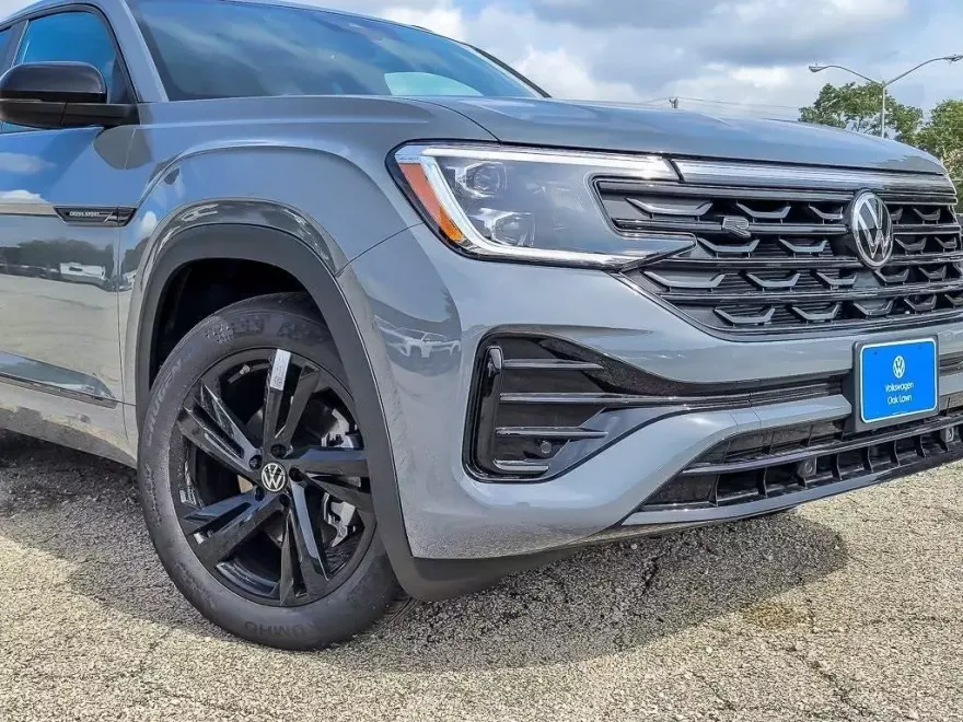 2026 Volkswagen Atlas Cross Sport SEL R-Line photo 1