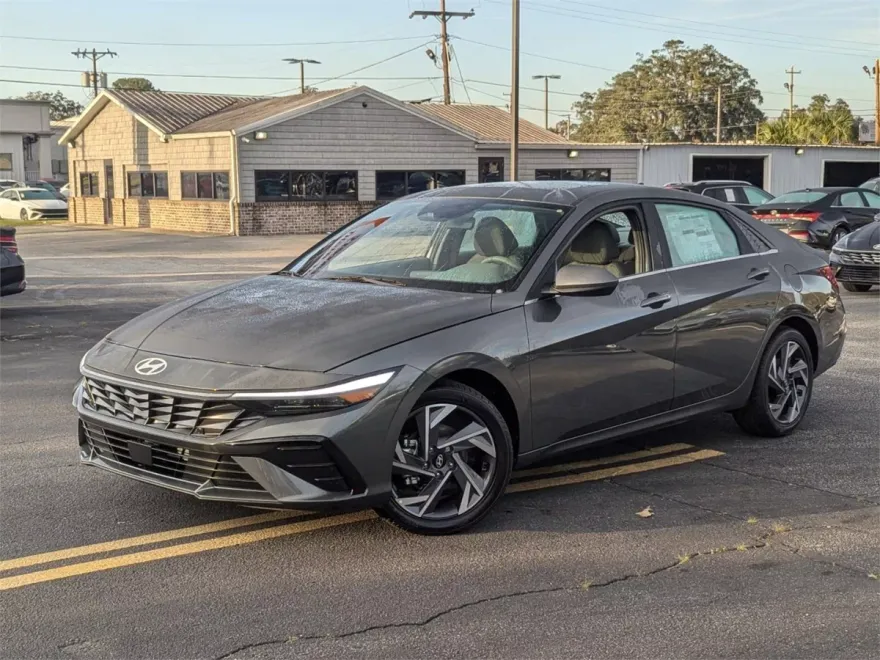2025 Hyundai Elantra SEL Convenience photo 1