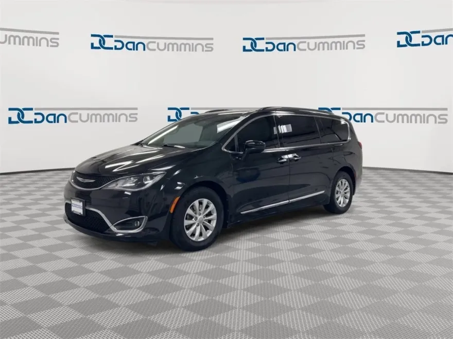 2017 Chrysler Pacifica Touring L photo 1