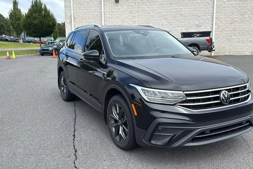 2023 Volkswagen Tiguan SE photo 1