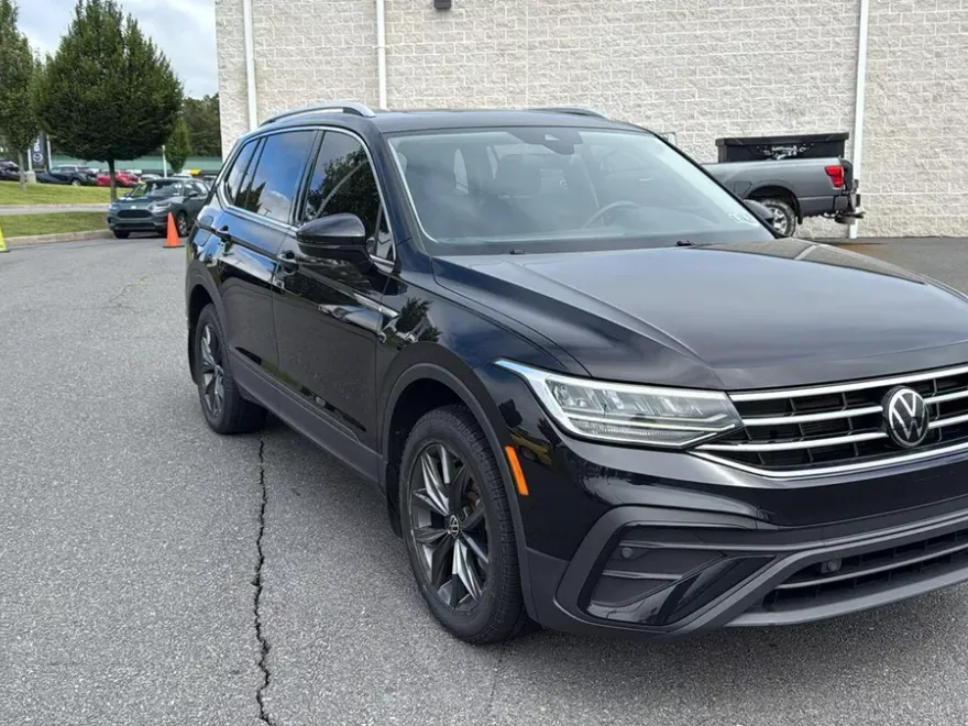 2023 Volkswagen Tiguan SE photo 1