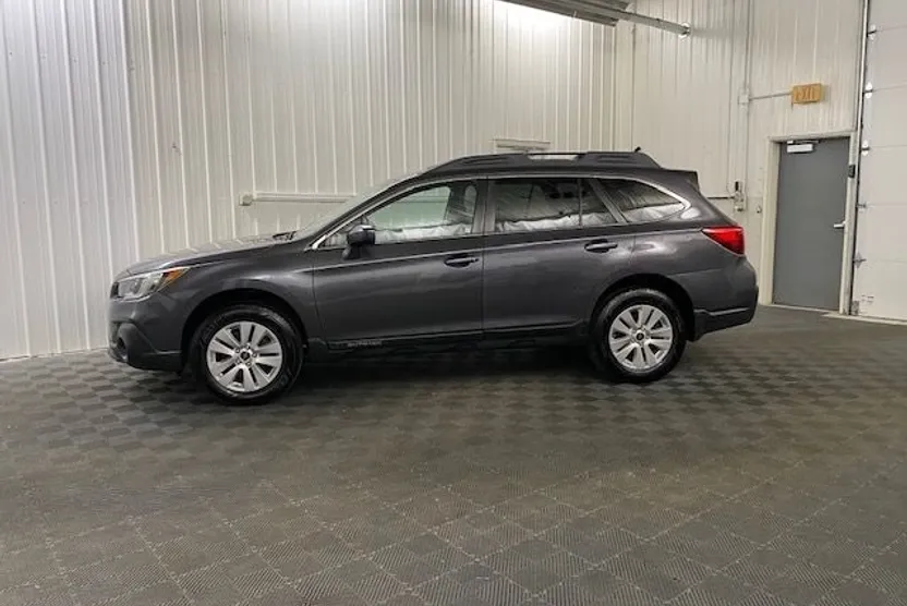 2019 Subaru Outback 2.5i Premium photo 1