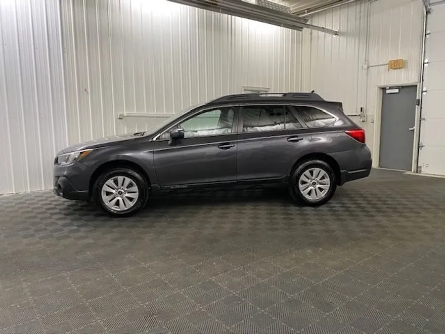 2019 Subaru Outback 2.5i Premium photo 1
