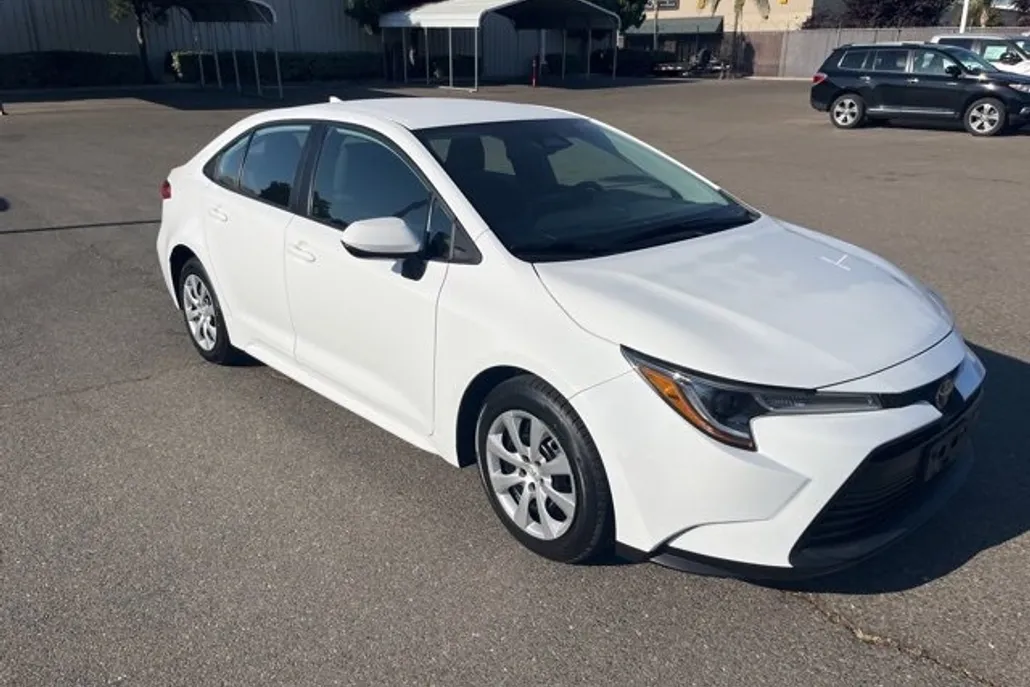 2023 Toyota Corolla LE photo 1