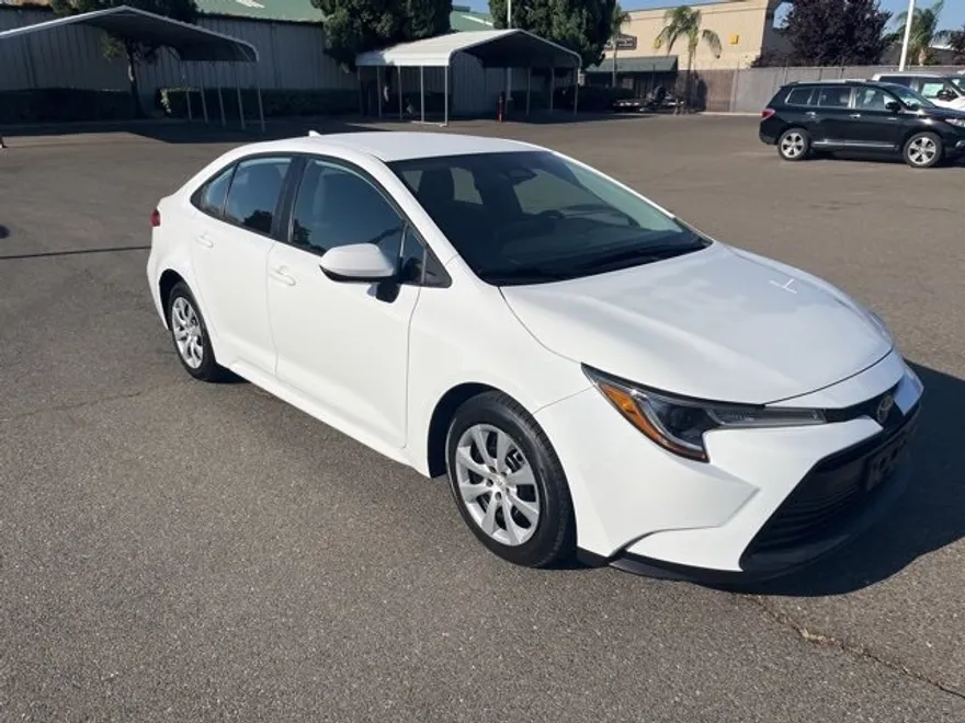 2023 Toyota Corolla LE photo 1