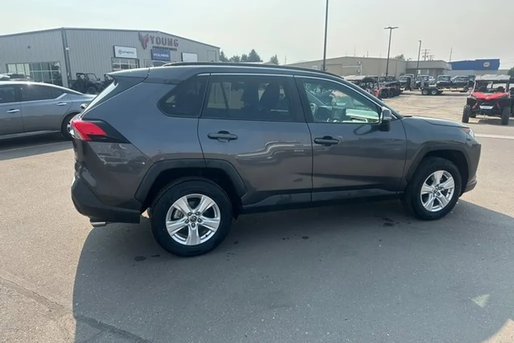 2021 Toyota RAV4 XLE photo 1