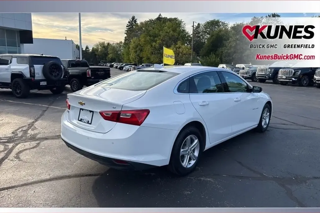 2024 Chevrolet Malibu 1LT photo 1