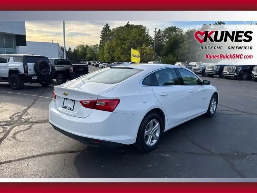 2024 Chevrolet Malibu 1LT photo 1